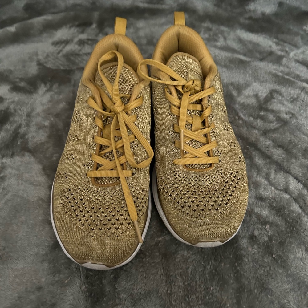 APL Tech loom Pro W tennis shoes